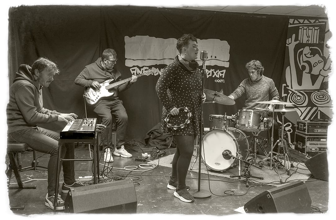 arima_soul's tweet photo. Eskerrik asko bihotzez atzo @antixenaonati-ra gerturatu zineten guztioi eta bertako langileei harrera bikainagatik! 💫🎶

📸 Jon arzuaga

#oñati #antixenakogaztetxia #soul #euskara #basquemusic #BurrundaFaktoria 
#BurrundaFaktoriaKulturElkartea https://t.co/woUJnpULKf