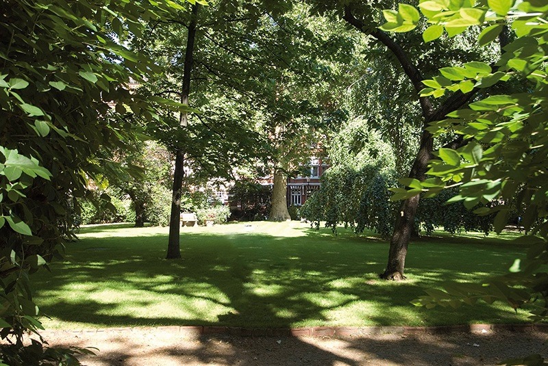 KayeandCarey's tweet photo. 🏡 Garden Square of the week: Cadogan Gardens, SW3

This leafy and tranquil garden square in the heart of Knightsbridge is surrounded by attractive red-brick Queen Anne style residences. 

For help and advice moving please contact us

#estateagents #property #garden #kayeandcarey https://t.co/L2Ppxa54e9