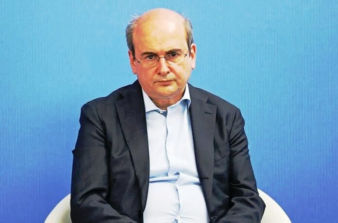 blemilo's tweet photo. Πως γίνεται ο υπουργός Οικονομικών Κωστής Χατζηδάκης να μπερδεύει τα έσοδα με τα κέρδη; Πως γίνεται επίσης να μπερδεύει τις δαπάνες με τα κέρδη; Ίσως η ασχετοσύνη του κ. Χατζηδάκη, με το ό,τι έχει να κάνει με τα οικονομικά μιας επιχείρησης, να σχετίζεται με το βιογραφικό του που έχει ως εξής:

– Μετά από χρόνια προσφοράς στη κοινωνία ως φυτό του κομματικού μηχανισμού ο κ. Χατζηδάκης στα 27 του εκλέγεται πρόεδρος της ΟΝΝΕΔ. Σε αυτή τη θέση μένει μέχρι που γίνεται 29 χρονών.
– Από τα 29 του μέχρι τα 42 του ευρωβουλευτής. – Από τα 42 του μέχρι τώρα βουλευτής και υπουργός.
￼
Θα περίμενε κανείς ότι μια κυβέρνηση που υποτίθεται δεν είναι εχθρική προς τον ιδιωτικό τομέα δεν θα έβαζ�� έναν κομματάνθρωπο υπουργό Οικονομικών. Αλλά η κυβέρνηση Μητσοτάκη είναι φυσικό να τοποθετεί έναν άνθρωπο όπως ο κ. Χατζηδάκης στο υπουργείο Οικονομικών. Από τον κ. Μητσοτάκη μέχρι και τη μεγάλη πλειονότητα κυβερνητικών και ανώτερων κομματικών στελεχών ζουν εδώ και δεκαετίες από τους φόρους του Έλληνα πολίτη.

Κομματάνθρωποι όπως οι κύριοι Μητσοτάκης και Χατζηδάκης, βλέπουν τον φορολογούμενο με τον ίδιο τρόπο ένας Σπαρτιάτης έβλεπε έναν είλωτα. Με τη μόνη διαφορά πως ο Σπαρτιάτης, δεν υποκρινόταν πως η διαρκής λεηλασία του κόπου του είλωτα αποσκοπούσε σε κάποιο ανώτερο κοινωνικό αγαθό, βλέπε όρο απάτη: κοινωνική δικαιοσύνη.

Τα πράγματα θα ήταν κάπως λιγότερο τραγικά αν την ίδια περίοδο που η κυβέρνηση Μητσοτάκη ανακοίνωνε τη φοροεπιδρομή στους ελεύθερους επαγγελματίες δεν ανακοίνωνε επίσης νέες δραματικές αυξήσεις στις δαπάνες, και πιο συγκεκριμένα σ' αυτές που μετατρέπουν τον Έλληνα σε ζήτουλα του κράτους – κυρίως σε επιδόματα.

Ενίοτε, οι της Νέας Δημοκρατίας, πλασάρουν το κόμμα ως φιλελεύθερο. Αυτό γίνεται όλο και περισσότερο και πιο σπάνια, γιατί προφανώς ούτε και οι ίδιοι μπορούν να προωθήσουν μια τόση μεγάλη μπαρούφα χωρίς να σκάσουν στα γέλια.

Μετά από μια περιορισμένη απόκλιση την περίοδο 90-93, η Νέα Δημοκρατία επέστρεψε στην προσήλωση της στον κρατισμό. Και αυτός ο κρατισμός σήμερα έχει απωλέσει ακόμα και τα όποια εναπομείναντα ψήγματα πολιτικού φιλελευθερισμού, εξ ου και η απίστευτη ευκολία με την ο��οία η σημερινή Νέα Δημοκρατία προωθεί νόμους λογοκρισίας, την κατάργηση των μετρητών, και γενικώς την απίστευτα αυταρχική και αντιφιλελεύθερη ατζέντα της γουώκ αριστεράς.

Μητσοτάκης και Χατζηδάκης δεν δίνουν μία για το μέλλον του ιδιωτικού τομέα στην Ελλάδα. Ο μόνος ��διωτικός τομέας που τους ενδιαφέρει είναι ο διαπλεκόμενος με την πολιτική εξουσία. Ως επί δεκαετίες εισοδηματίες του δημοσίου, αδυνατούν να καταλάβουν ότι μια χώρα χρειάζεται ένα δυνατό ιδιωτικό τομέα για να παράγει πλούτο. Συμπεριφέρονται ως τα κακομαθημένα πλουσιόπαιδα της διαπλοκής. Το πρόσφατο προσκύνημα στον αρχιερέα της, προφανώς και δεν ήταν τυχαίο. ΝΛ