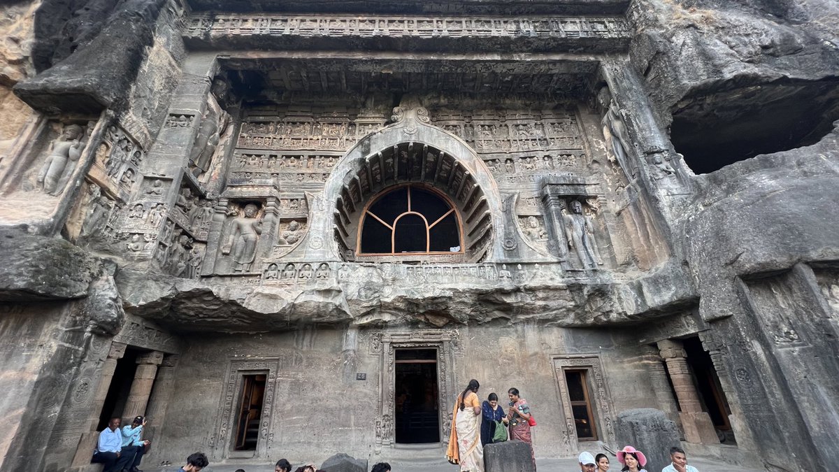 SQLJana's tweet image. When you hear “caves”, this is not what comes to your mind. Some of these caves date back 2200 years - #Ajanta & #Ellora caves!
200,000 Tonnes of rock excavated in just one main structure of the 60 cave complex!
#caves #ancient #unreal #intricate #colossal