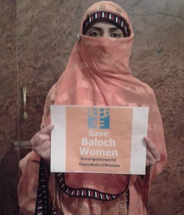 بلوچ کارکن حوران بلوچ کے گھر پر ریاستی اداروں کا چھاپہ، توڑ، پھوڑ اور اہل خانہ کو ہراساں کرنا، خواتین اور بچوں کو زدوکوب کرنا افسوسناک ہے۔ ریاستی ادارے جبری گمشدگیوں اور جعلی مقابلوں کے خلاف اٹھنے والی آوازوں کو دبانے کے لیے ایسے گھناؤنے اقدامات کر رہے ہیں۔
#StopBalochGenocide