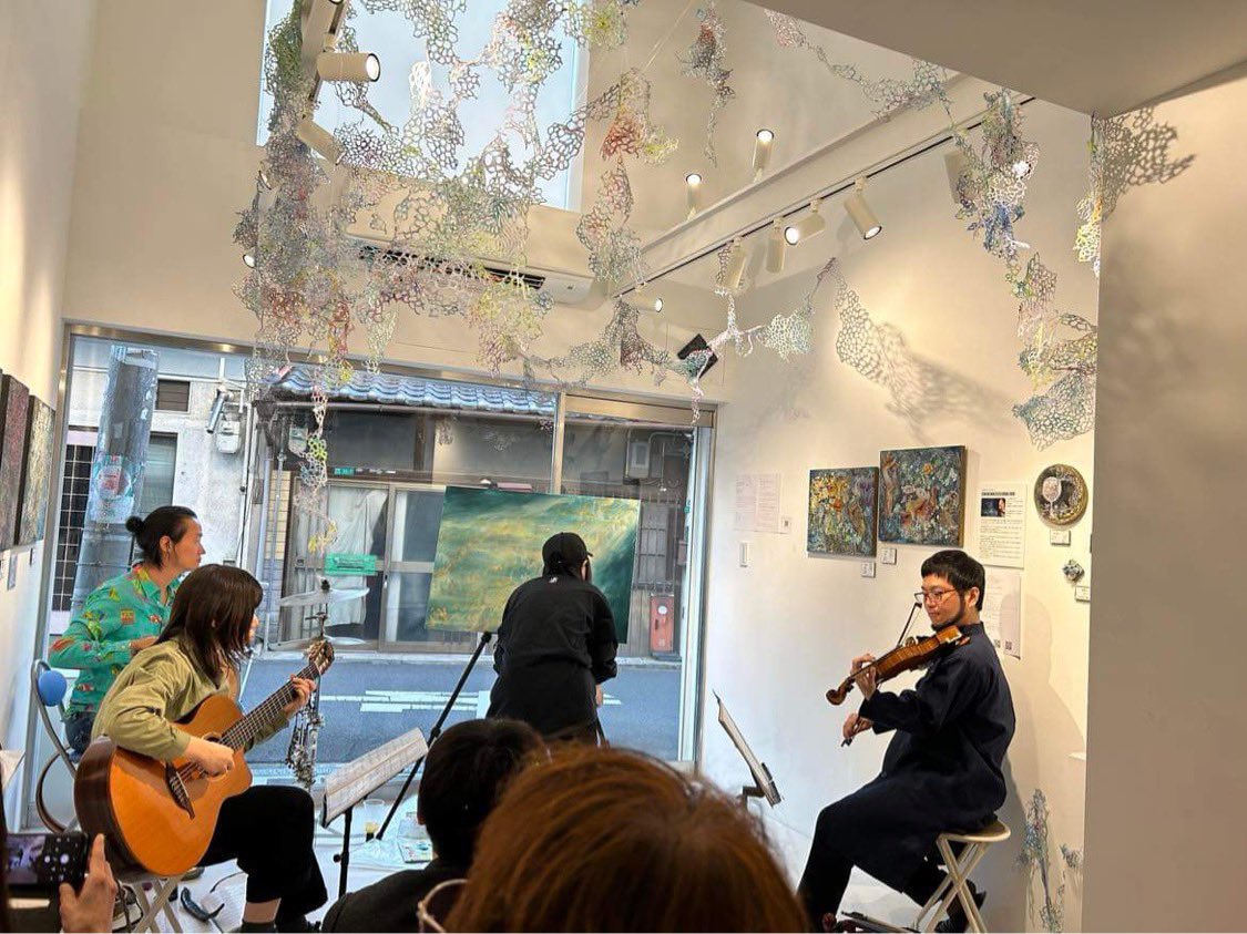yukiko_makino_'s tweet photo. 昨日の今里JITSUZAISEI galleryでのコラボライブからお裾分け動画🎥

2023.11.26

painter 10rc0

LuLu
guitar 牧野由希子
vln,vla 秦進一
darbukka,per 森内清敬

at JITSUZAISEI gallery https://t.co/zNRPtwZv9Z
