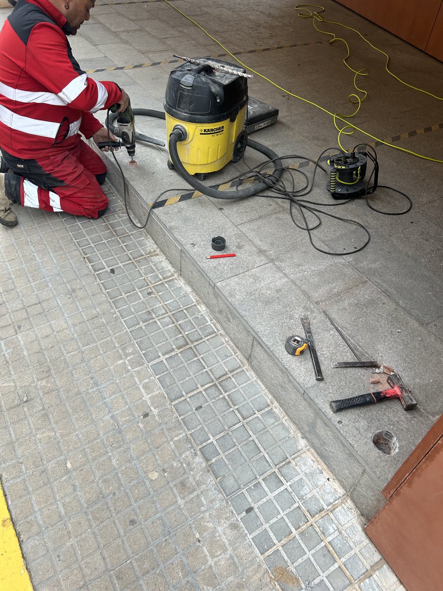 parcerisasvalls's tweet photo. Ja tenim instal·lada la barana a l’accés del dispensari ⛓️✔️
L’empresa local Serralleria Sanpere ha fabricat l’element de protecció. Cost de 507,20€ 💶
La brigada municipal ha col·laborat en la seva col·locació 👷🏽🤝🏽

D’aquesta manera millorem la seguretat dels vianants 👣✅ https://t.co/agLpL9rhR1