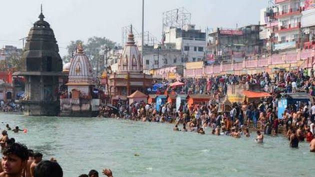 वेदों में भी है लिखा, गंगा का गुणगान।
कट जाते हैं पाप सब, कर गंगा-स्नान॥

गंगा गरिमा हिन्द की, देवों का वरदान।
होता है जीवन सफल, कर इसका जल पान॥

विष्णुपदी भागीरथी, माँ गंगा का नाम।
इसके घाटों पर बसे, सारे पावन धाम॥"

~ गरिमा सक्सेना
#कार्तिक_पूर्णिमा #काव्य_कृति ✍️