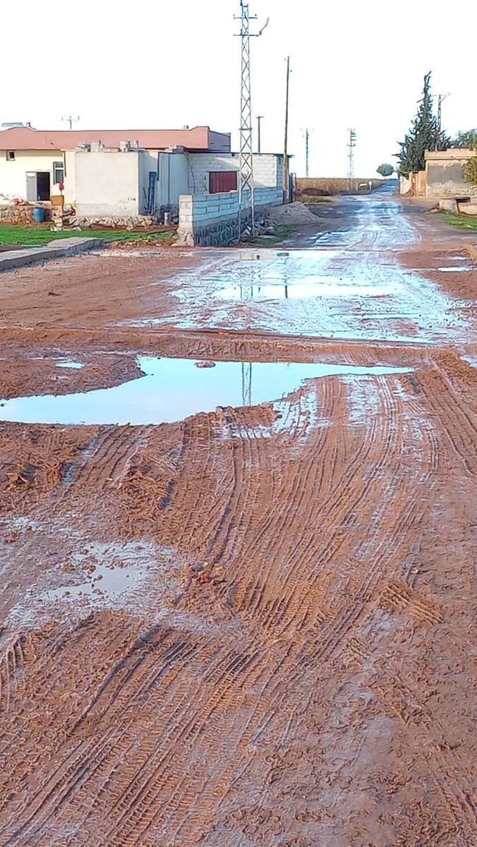 Harran İlçesi Yardımlı Mahallesi'nde Tahliye kanalı köprüsü bu yıl selden dolayı tadilat yapıldı ve köprü genişletildi ama eksik bırakıldı. <a href="/dsigovtr/">DSİ Genel Müdürlüğü</a> yarıda kaldı sayın <a href="/hasansildak/">Hasan ŞILDAK</a> valim ve sayın <a href="/zabeyazgul/">Zeynel Abidin BEYAZGÜL</a> başkanım bir el atın vatandaş mağdur arabalar geçmiyor.
<a href="/RTErdogan/">Recep Tayyip Erdoğan</a>