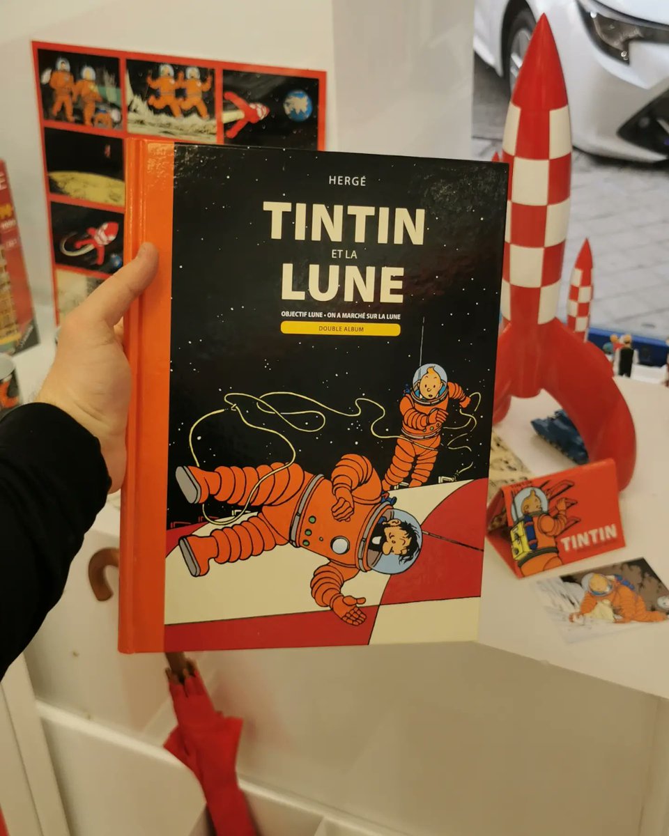 flordechamberi's tweet photo. 👉🏼 https://t.co/QzIWZKf4jV 👈🏼
‼️ VERSIÓN FRANCESA ‼️
#tintin #madrid #españa #lasaventurasdetintin #lesaventuresdetintin #theadventuresoftintin #comics #regalos #TINTINSTORE #tintincomics #tintinfans #ObjectifLune #onamarchesurlalune #tintinshop https://t.co/pLjrZ8A3KB