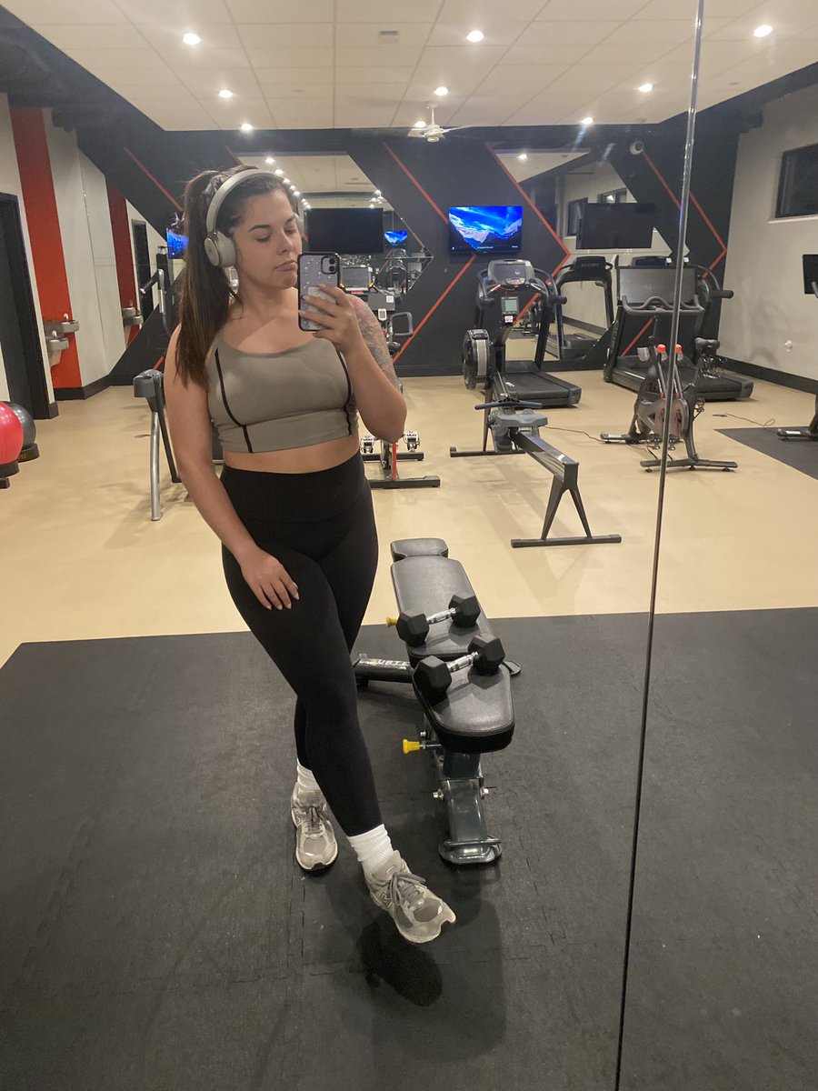 mayorbaylee's tweet photo. back and shoulders done before 7:30?? Okayyyyy ✅ happy Monday 😇 https://t.co/W7C1qjOBcB