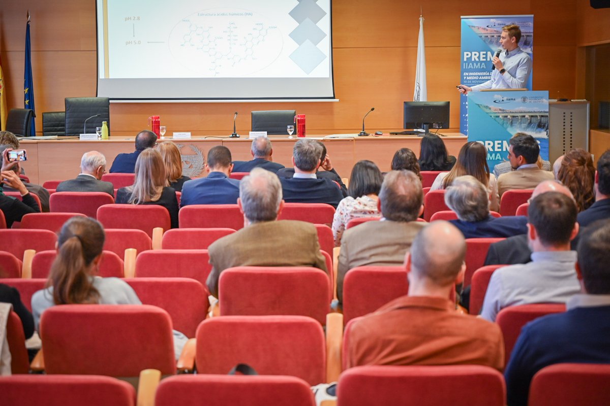 iiama_upv's tweet photo. #PremiosIIAMA🏆 
🙌Compartimos  la entrevista con @ivanvf23,  #Accesit🏅 #Agua💦 y #Ciudad🏙️ de la IX Edición.   
👨‍🎓"Los ácidos húmicos permiten notables mejoras en cuanto a la #degradación de #CECs". 
🗞️ https://t.co/1oPwRSMc8E
📺 https://t.co/X1aunDQnMg https://t.co/q5jkZkt735