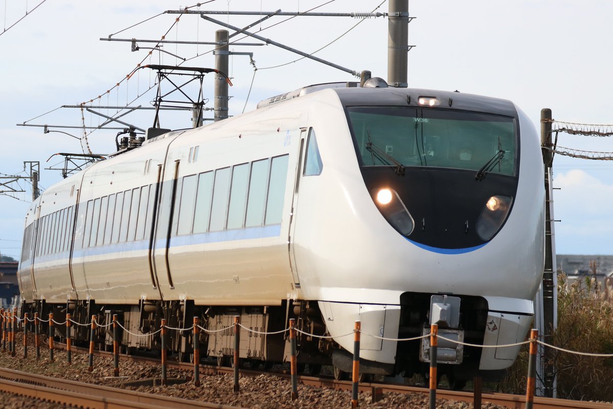 toshimaru_yb's tweet photo. 最近撮った乗り物たち📸
愛車たちと電車
電車だけ秋感無いな
車は彼女に撮ってもらった https://t.co/HHGjPohQuF