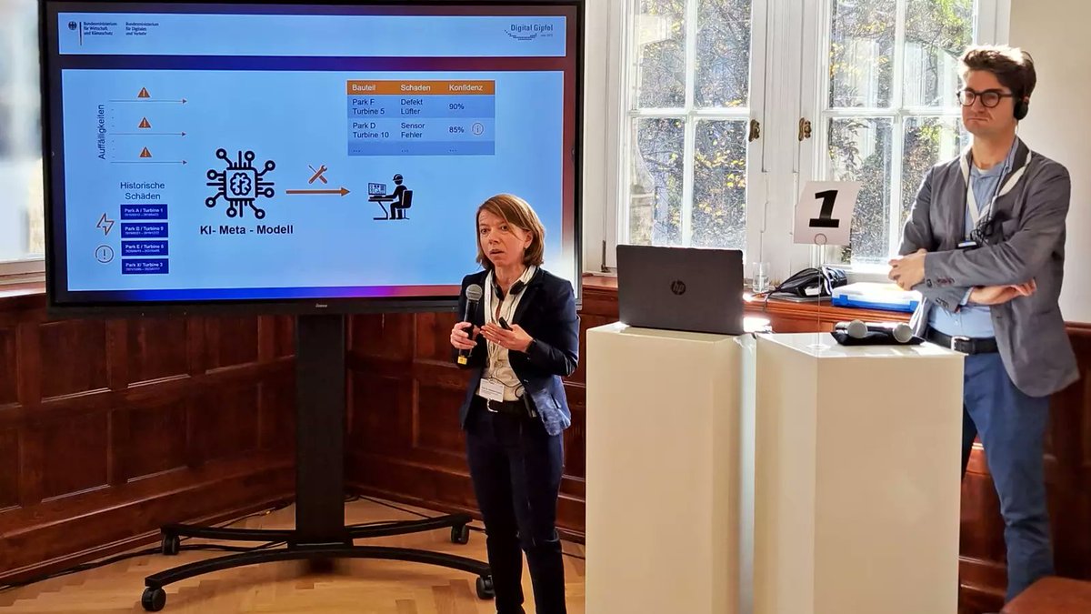 KI zur intelligenten Überwachung von Windenergieanlagen nutzen: Prof. Dr. Christine Preisach und Dr. Martin Kato bei der Präsentation des Projekts „AutoDiagCM“ während des Digital-Gipfels der Bundesregierung. Foto: Meik Schlechtingen, EnBW