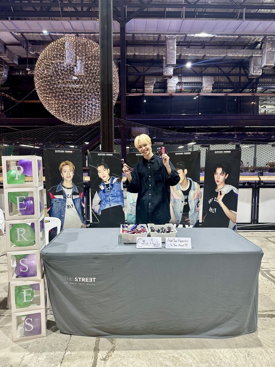 PersesProject's tweet image. ขอบคุณ อ๊ป The7 ที่แวะมาที่บูธนะคะ 

#oppopp
#THE7 #THE7_TH
#เมลโล่วป๊อปปาร์ตี้xTHE7 
#เมลโล่วป๊อปปาร์ตี้xPERSES
#MellowPOPThankYouParty
#MellowPOP
#PERSES #PERSES_TH