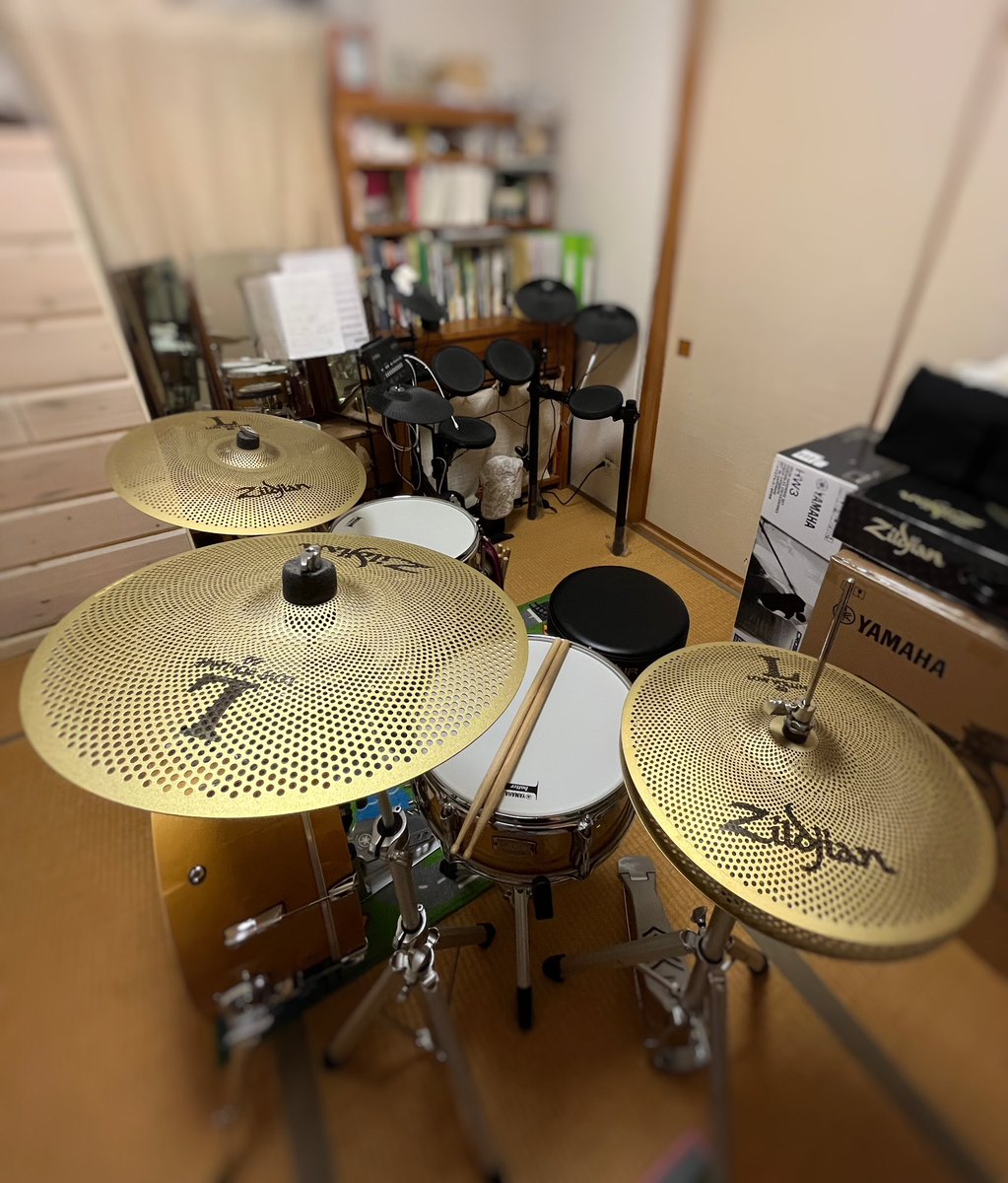 Lulumama___'s tweet photo. 完成っ！
はったく2号🥁笑笑笑笑
My New Gear ですな。

自分の部屋にドラムセットがある幸せ😭
背景は箱だらけですが、どーですか、どーですかっ🥹！カッコ良すぎません？
まだヘッドを消音にしてないので、ちゃんと叩けないけど、ニヤケが止まらない🤤

#YAMAHA
#StageCustomHip 
#Zildjian https://t.co/4qpsw7SBrd