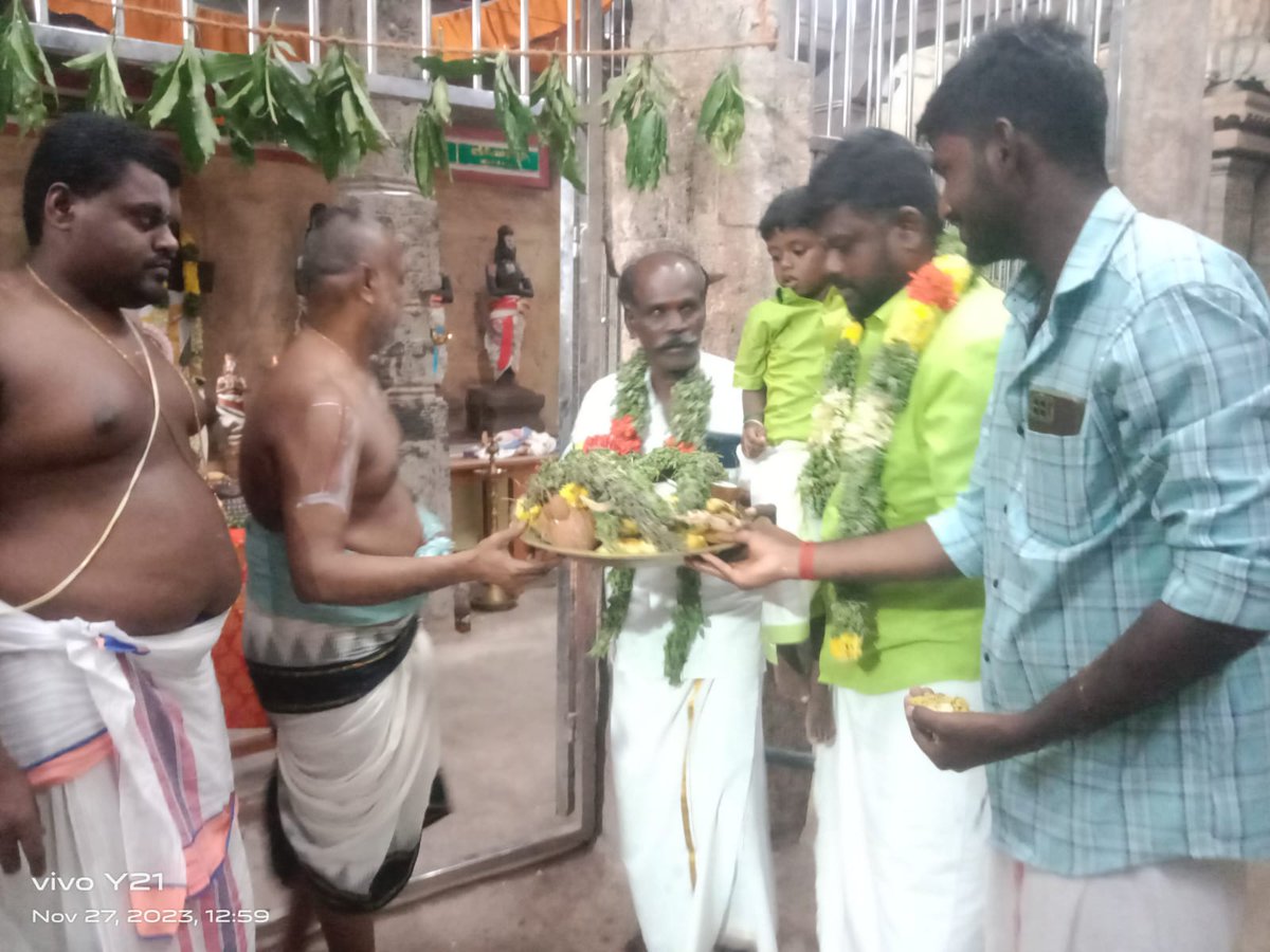 kallalagarvamas's tweet photo. கள்ளர்குல மன்னர் திருமங்கையாழ்வாரின் பிறந்தநாளில் திருக்கோஷ்டியூர் கோவிலில் பட்டமங்கலம் நாட்டு அம்பலக்காரர்கள் அபிஷேகம் செய்யப்பட்டு அவர்களுக்கு முதல் மரியாதை செய்யப்பட்டது

#திருமங்கை_ஆழ்வார் #திருமங்கையாழ்வார்  
#கள்ளர்_திருமங்கையாழ்வார் 
#thirumangaialwar https://t.co/MAC6p8v1iJ