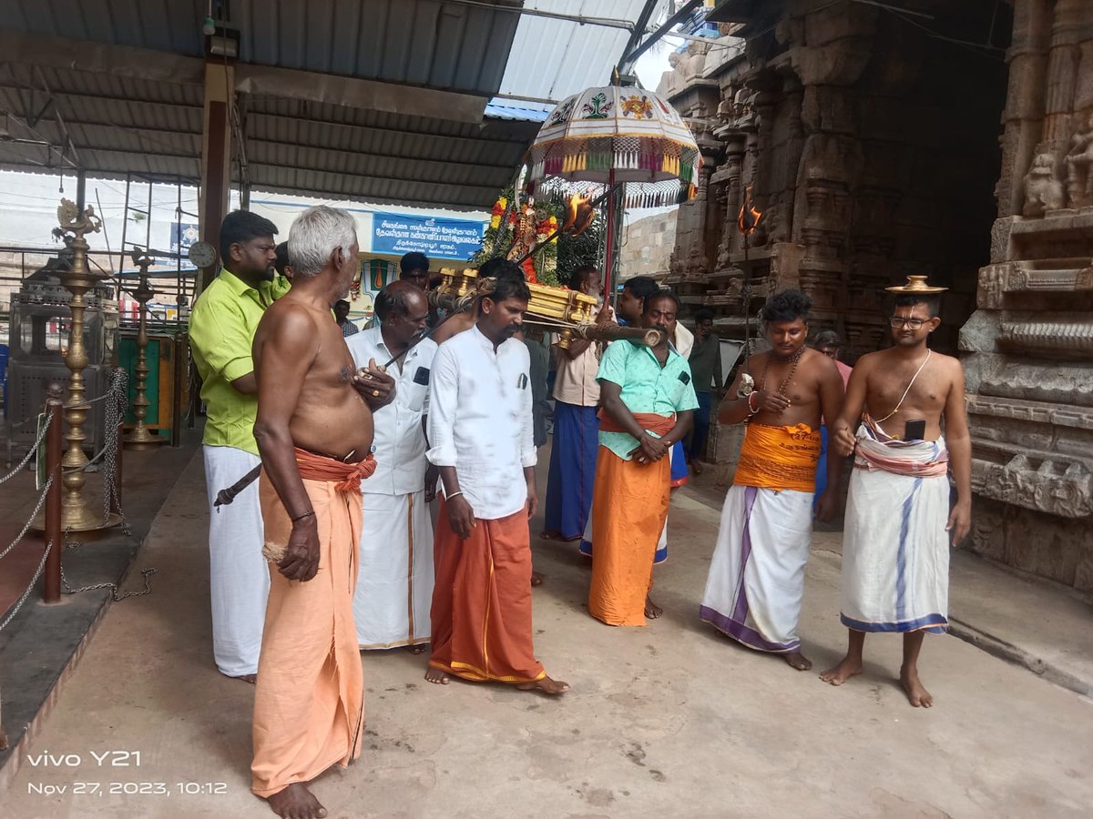 kallalagarvamas's tweet photo. கள்ளர்குல மன்னர் திருமங்கையாழ்வாரின் பிறந்தநாளில் திருக்கோஷ்டியூர் கோவிலில் பட்டமங்கலம் நாட்டு அம்பலக்காரர்கள் அபிஷேகம் செய்யப்பட்டு அவர்களுக்கு முதல் மரியாதை செய்யப்பட்டது

#திருமங்கை_ஆழ்வார் #திருமங்கையாழ்வார்  
#கள்ளர்_திருமங்கையாழ்வார் 
#thirumangaialwar https://t.co/MAC6p8v1iJ