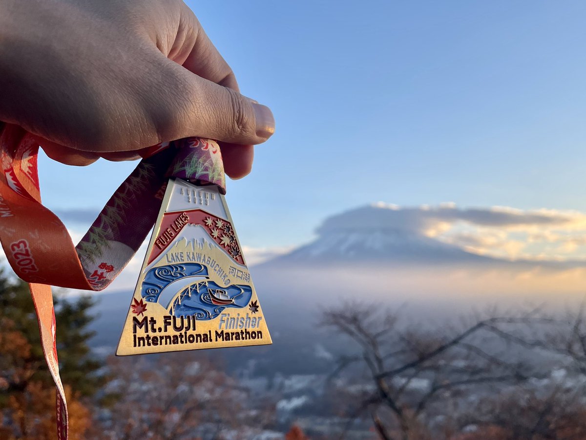 首马安全完赛✌️发烧放弃目标成绩心有不甘，但一路景色很美，没有配速压力边跑边拍照也是种享受。7 月入坑长跑，到赛前跑了 766km，上月底第一场半马，145 完赛，也拉了 32k LSD，觉得首马 4 小时问题不大，但抛开身体原因，体感上觉得要达标很有挑战，训练时长和距离差得远，还是要心存敬畏，慢慢来。