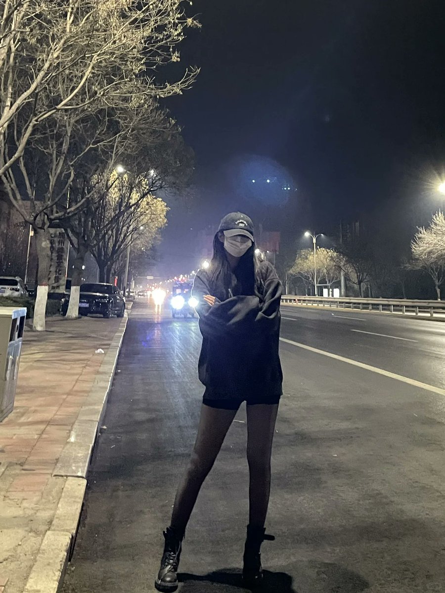 Lyta_Natasya's tweet photo. Sometimes accompanied sometimes alone， stay awesome all the time。 https://t.co/d0XqneBBZO