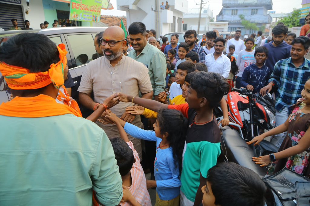 Arvindharmapuri's tweet photo. వేంపేట్ —- మెట్ పల్లి మండలం📍

Vempet  —- Metpally Mandal📍

#nonoteforvote #nocommission #ZeroCorruption #ad4korutla #Modi4Bharat #BCsWithBJP #EwsReservation #Vote4BJP #BJPWithMadigas https://t.co/Bsrt76Q3lE