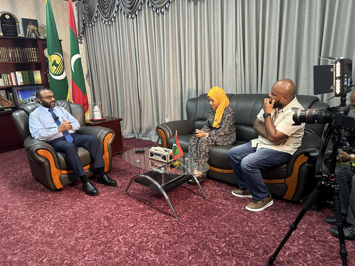 Mohamedshaheem1's tweet photo. ރައީސް ޑރ. މުއިއްޒު @MMuizzu ގެ މެނިފެސްޓޯގައި ހުރި އިސްލާމީ ކަންކަމާ ބެހޭ ވައުދުތައް ތަންފީޒުކުރުމަށް މިނިސްޓްރީ އިން ކުރަމުންދާ ކަންކަމާ ގުޅޭ ގޮތުން މިހާރު   ނޫހުން  @Mihaarunews އިންޓަރވިއު ކުރެއްވީތީވެ ނޫހަށް ޝުކުރު ދަންނަވަން. https://t.co/t6DQ2Rj9MU