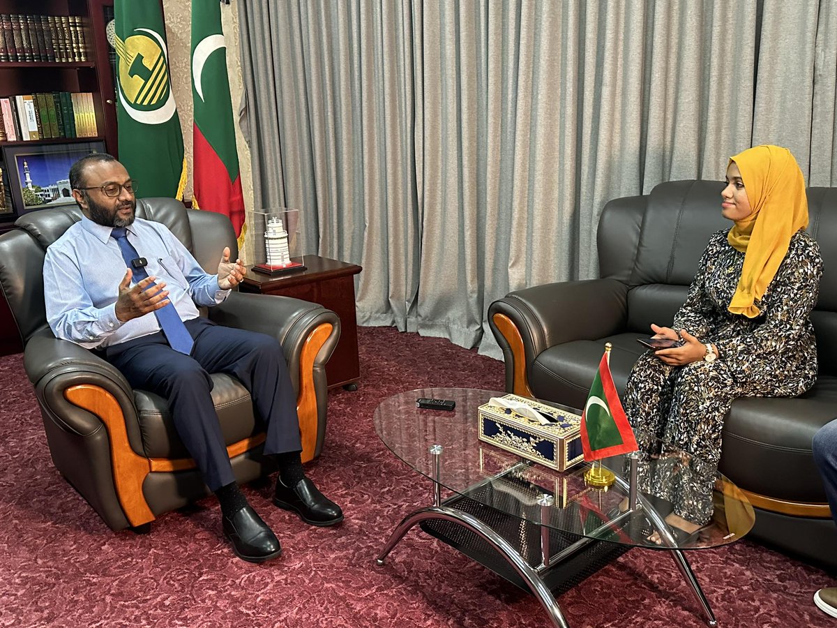 Mohamedshaheem1's tweet photo. ރައީސް ޑރ. މުއިއްޒު @MMuizzu ގެ މެނިފެސްޓޯގައި ހުރި އިސްލާމީ ކަންކަމާ ބެހޭ ވައުދުތައް ތަންފީޒުކުރުމަށް މިނިސްޓްރީ އިން ކުރަމުންދާ ކަންކަމާ ގުޅޭ ގޮތުން މިހާރު   ނޫހުން  @Mihaarunews އިންޓަރވިއު ކުރެއްވީތީވެ ނޫހަށް ޝުކުރު ދަންނަވަން. https://t.co/t6DQ2Rj9MU