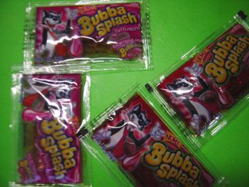 comidasextintas's tweet photo. Bubba Splash (2004): um pacotinho com recheio de Bubbaloo que, por algum motivo misterioso, ficava muito bom em cima de um Cheetos Bola. https://t.co/epAdO9DTQs