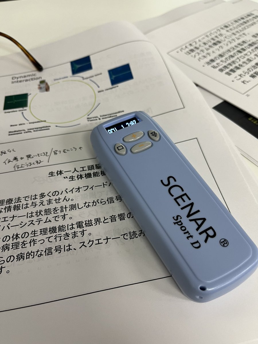 ayako_holon's tweet photo. #統合医療学講座 #自然療法 #SCENAR
スクエナーで皮膚を擦ったり当てたりすることで、インパルスがC 線維を活性化して神経ペプチドを生成する。痛みが取れたり全体的なバランス整えることにつながる。 https://t.co/e48VUzXek8