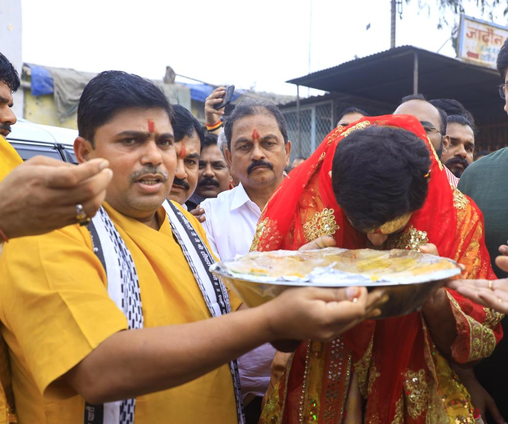 AUThackeray's tweet photo. धन्यम् वृन्दां तेन भर्क्तिनृत्यति यात्रा च ||

आज मैंने माँ रश्मि ठाकरे जी सांसद @priyankac19 जी और हमारे कर्मठ शिवसैनिकों के साथ पवित्र वृन्दावन के बांके बिहारी मंदिर जाकर दर्शन किए।प्राकृतिक सौंदर्य से परिपूर्ण इस पवित्र स्थान पर असीम शांति प्राप्त हुई। राधे-राधे। https://t.co/1WgI5hkG0g