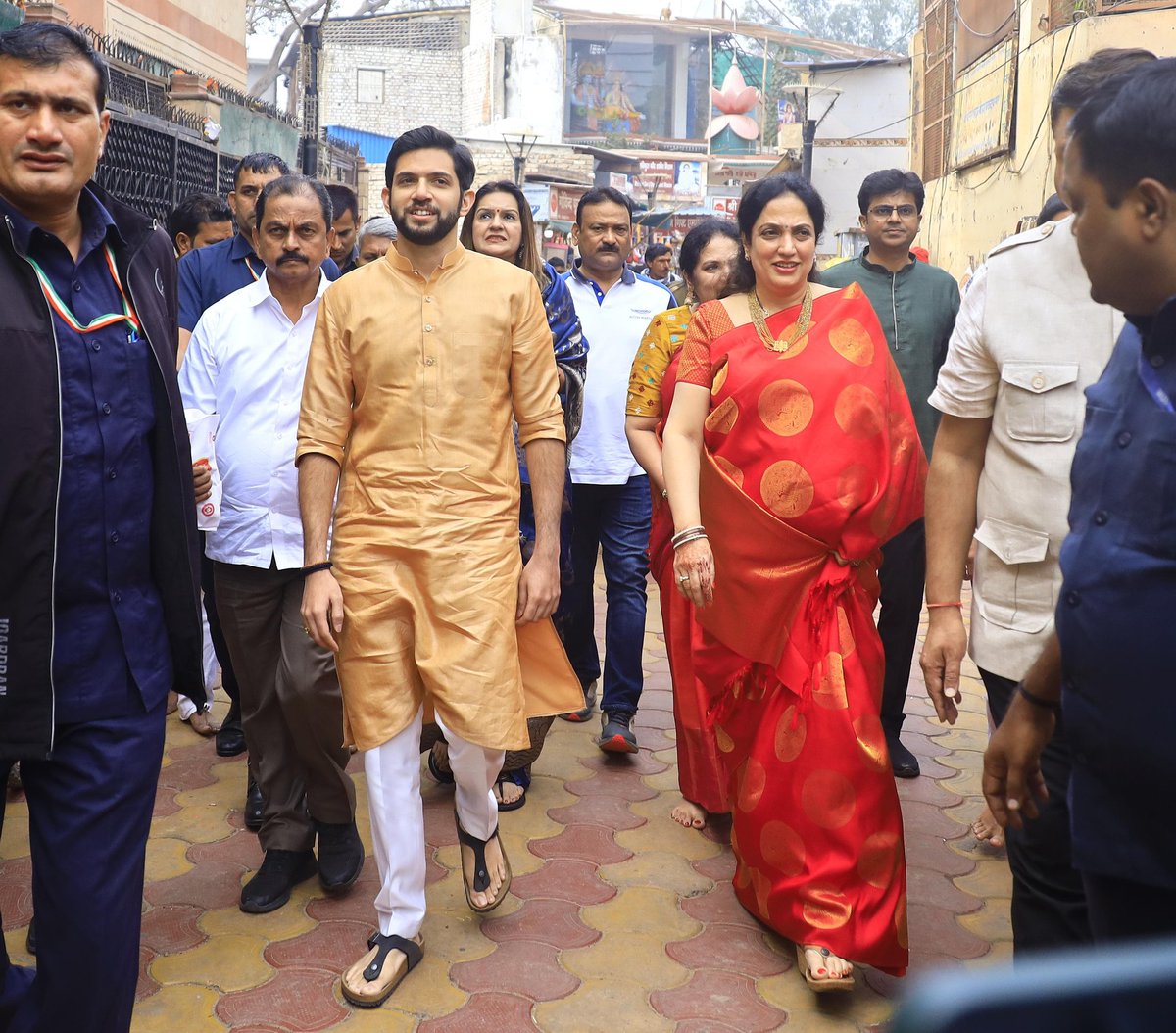 AUThackeray's tweet photo. धन्यम् वृन्दां तेन भर्क्तिनृत्यति यात्रा च ||

आज मैंने माँ रश्मि ठाकरे जी सांसद @priyankac19 जी और हमारे कर्मठ शिवसैनिकों के साथ पवित्र वृन्दावन के बांके बिहारी मंदिर जाकर दर्शन किए।प्राकृतिक सौंदर्य से परिपूर्ण इस पवित्र स्थान पर असीम शांति प्राप्त हुई। राधे-राधे। https://t.co/1WgI5hkG0g