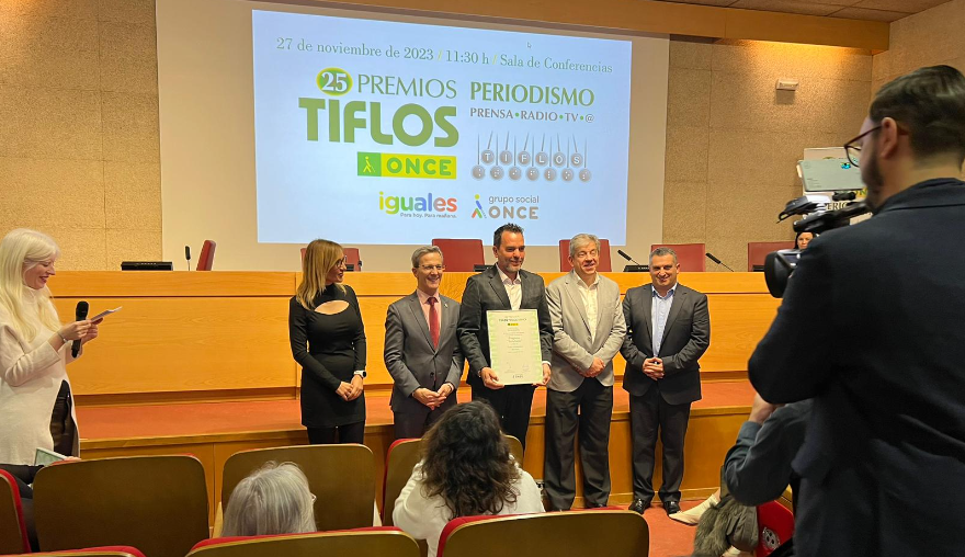 <a href="/saraselvaortiz/">Sara Selva Ortiz</a> <a href="/ayusoana_/">Ana Ayuso</a> “Estamos muy agradecidos por este premio y a <a href="/cextremadura/">Canal Extremadura</a> por apostar por nuestro formato y que las historias de las personas con discapacidad cuenten más historias de una forma coherente, divertida y normal y, además, tengan su espacio” 

Alberto Muñoz, #PremioTiflos al