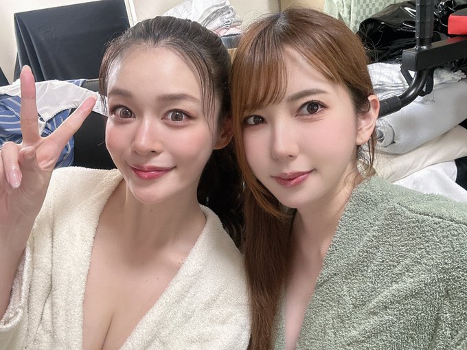 めめたんと撮影でした❤️🥹 いっぱいよだれ出してくすぐられてくすぐったよ〜☺❤️&zwj;🔥 叫んで笑いすぎて喉痛めたww 楽しかったです🥰❤️  メーカーさん、現場の皆様もありがとうございました☺✨ かわいいお花もいただいた🥰❤️&zwj;🔥