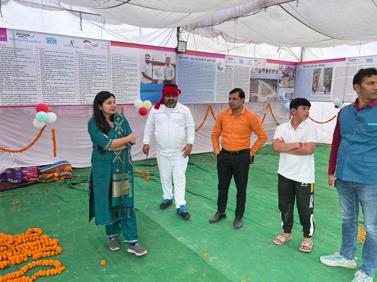 RivermanINDIA's tweet photo. Riverman of India Raman Kant giving information to Hapur's Chief Development Officer Mrs. Prerna Singh regarding the river exhibition in Kartik Purnima Garh Ganga Fair. #bhartiyanadiparishad #purvafoundation #rivermanofindia #Ramakant #gangamela2023 #neerfoundation #GIZIndia https://t.co/KEKLWDOTJ2