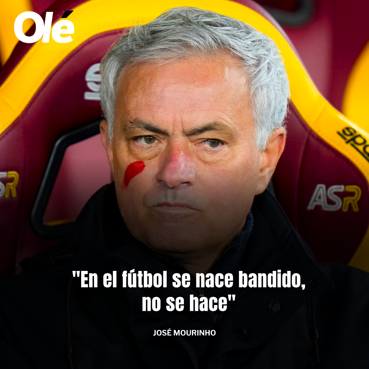 DiarioOle's tweet photo. "𝗛𝗲 𝘁𝗲𝗻𝗶𝗱𝗼 𝗲𝗾𝘂𝗶𝗽𝗼𝘀 𝗾𝘂𝗲 𝗲𝗿𝗮𝗻 𝗯𝗮𝗻𝗱𝗮𝘀 𝗱𝗲 𝗹𝗮𝗱𝗿𝗼𝗻𝗲𝘀, 𝗾𝘂𝗲 𝗱𝗶𝘀𝗳𝗿𝘂𝘁𝗮𝗯𝗮𝗻 𝗷𝘂𝗴𝗮𝗻𝗱𝗼 𝗳𝘂𝗲𝗿𝗮 𝗱𝗲 𝗰𝗮𝘀𝗮. 𝗡𝗼𝘀𝗼𝘁𝗿𝗼𝘀, 𝗰𝗼𝗺𝗼 𝗲𝗾𝘂𝗶𝗽𝗼, 𝗻𝗼 𝗵𝗮𝗰𝗲𝗺𝗼𝘀 𝗲𝘀𝗼, 𝗵𝗮𝘆 𝗴𝗲𝗻𝘁𝗲 𝗮 𝗹𝗮 𝗾𝘂𝗲 𝗹𝗲 𝗴𝘂𝘀𝘁𝗮 𝗹𝗮 𝗰𝗼𝗺𝗼𝗱𝗶𝗱𝗮𝗱 𝗱𝗲 𝗰𝗮𝘀𝗮 𝗽𝗼𝗿𝗾𝘂𝗲 𝗲𝗰𝗵𝗮𝗻 𝗱𝗲 𝗺𝗲𝗻𝗼𝘀 𝗮 𝘀𝘂 𝗺𝗮𝗱𝗿𝗲 𝗼 𝗮 𝘀𝘂 𝗮𝗯𝘂𝗲𝗹𝗮 𝗵𝗮𝗰𝗶é𝗻𝗱𝗼𝗹𝗲𝘀 𝗱𝘂𝗹𝗰𝗲𝘀. 𝗔𝗾𝘂í 𝘁𝗲𝗻𝗲𝗺𝗼𝘀 𝘂𝗻 𝗽𝗼𝗰𝗼 𝗲𝘀𝗲 𝗽𝗿𝗼𝗯𝗹𝗲𝗺𝗮. (...) 𝗘𝗻 𝗲𝗹 𝗳ú𝘁𝗯𝗼𝗹 𝘀𝗲 𝗻𝗮𝗰𝗲 𝗯𝗮𝗻𝗱𝗶𝗱𝗼, 𝗻𝗼 𝘀𝗲 𝗵𝗮𝗰𝗲"

✍️ José Mourinho