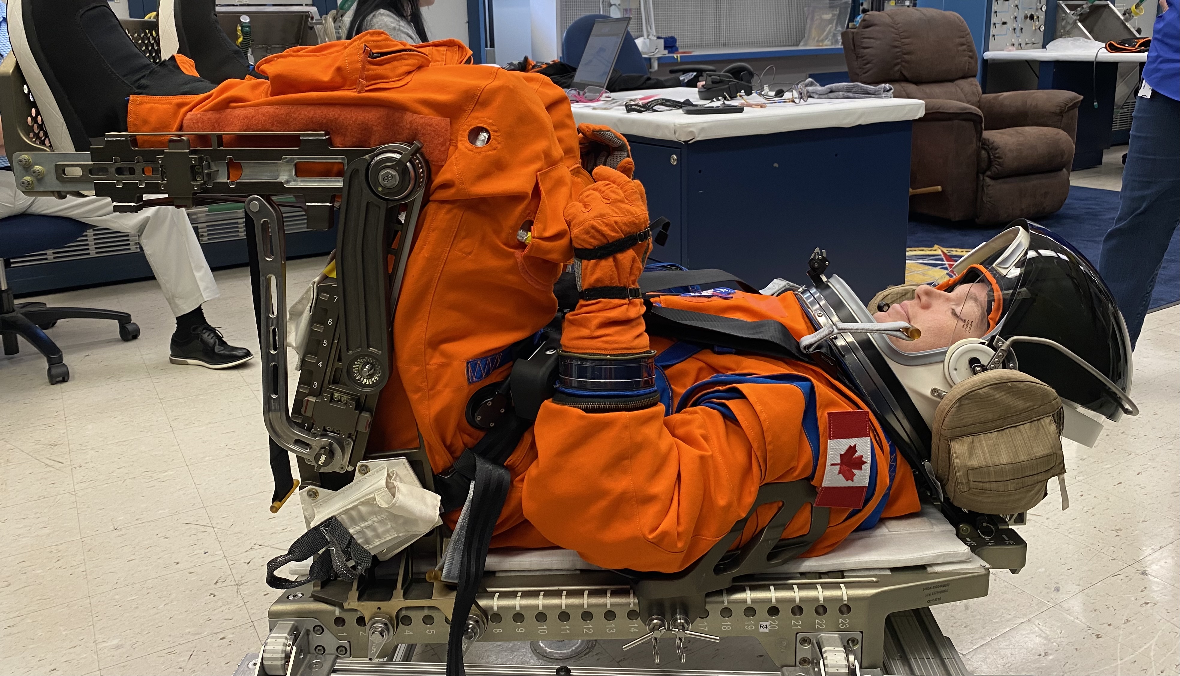 La trousse à outils perdue par les astronautes est visible avec