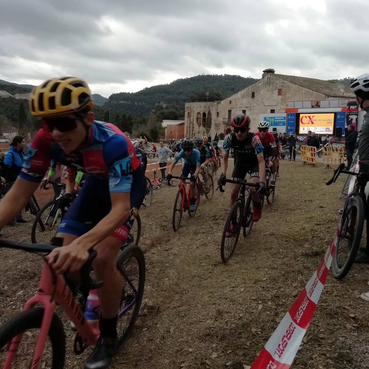 ciclismecat's tweet photo. 🚵Dídac Carvacho i Laia Bosch dominen el ciclocròs de Sant Martí de Centelles, que va reunir 270 participants.

🏆La #CopaCatalanaCX Proride continua aquest diumenge a l'històric Ciclocròs Ciutat de Manresa.

+ info 👉 https://t.co/1zYKGZ7Yd9

#ciclismecat #CX https://t.co/cDwLCVriKv