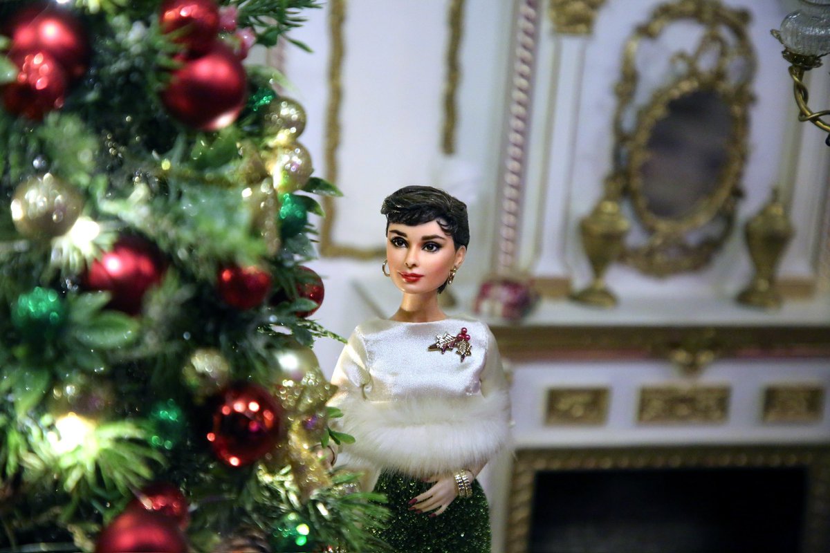 Audrey Hepburn by Noel Cruz of ncruz.com. More art by Cruz featured in the 1Sixth Winter Hardbound Edition or paperback cover. Also as a PDF or eBook: blurb.com/b/9320555-1six…

eBook: blurb.com/b/9320555-1six…

Countdown to Christmas at blurb.com/b/11010810-cou….