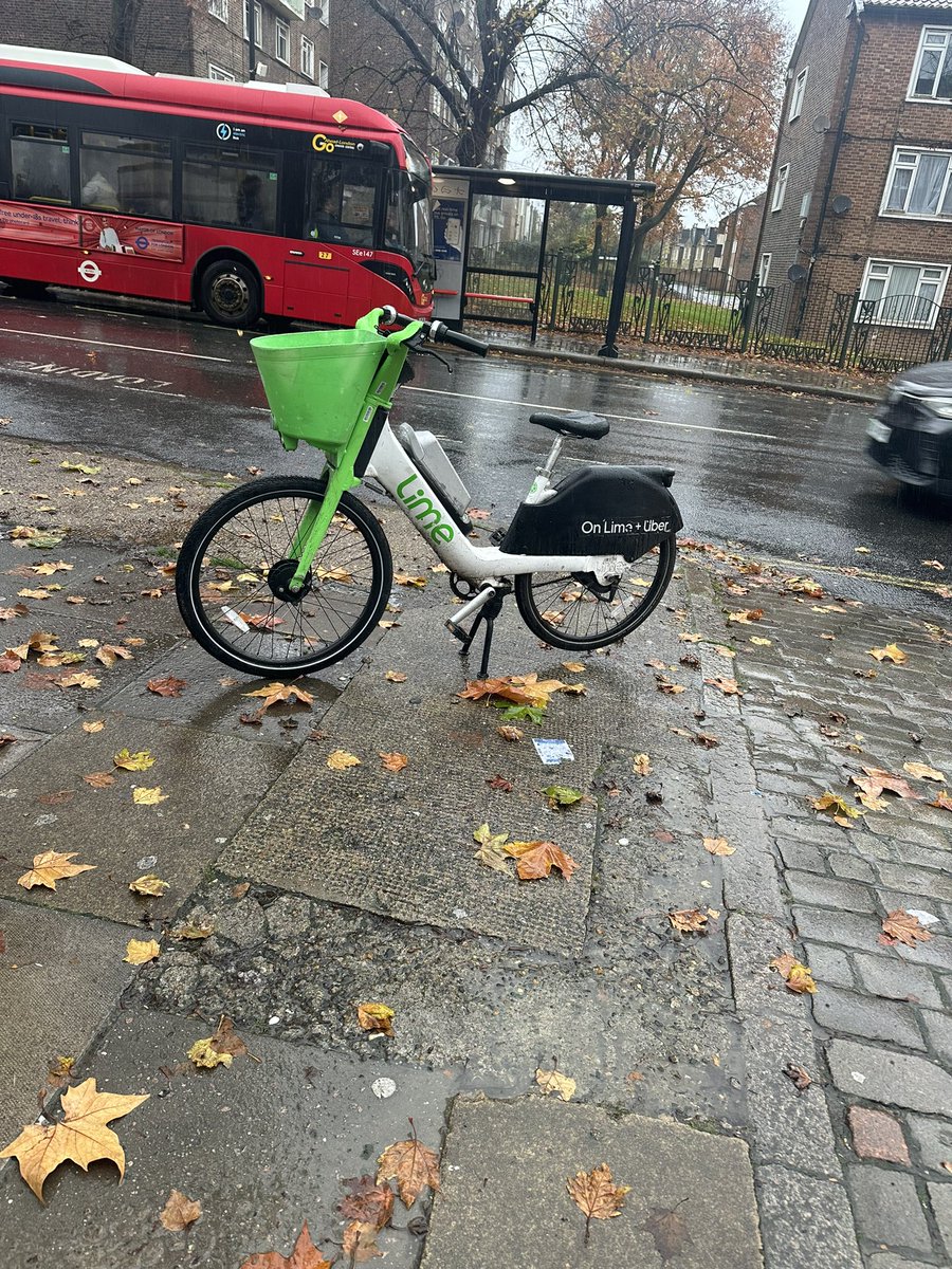 WHYCNunhead's tweet photo. Good old @limebike users - #bravingtheelements in their quest to make life more #difficult for #disabled people #Nunhead #EastDulwich #NoShame https://t.co/pXlaTX9pwG