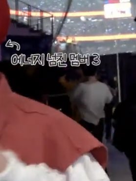 kmgoogiemimi_'s tweet photo. spot jikook getting in the car together after the bridal carry https://t.co/rJ0rZRnn2n