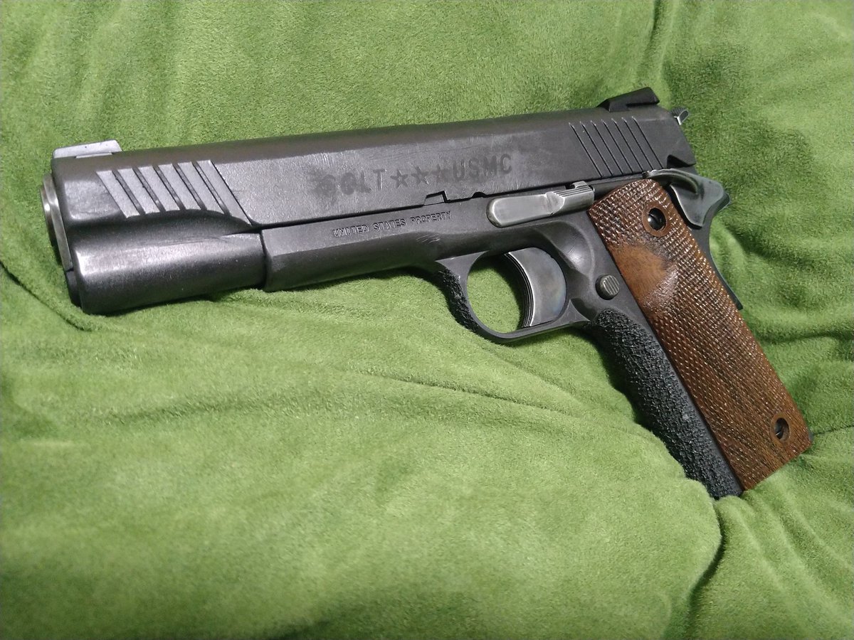 haruna17115919's tweet photo. baton1911をベースにボブチャウを目指した一品
子供が寝てからコツコツパーツを削って作り上げた
写真で見るとスライドのメルト加工が甘いな〜
とりあえずco2なので冬もそこそこイケる
あとは友人に依頼してるリアサイトを受領すれば完成

#baton
#バトン
#bm45 https://t.co/5j2X0FxLey