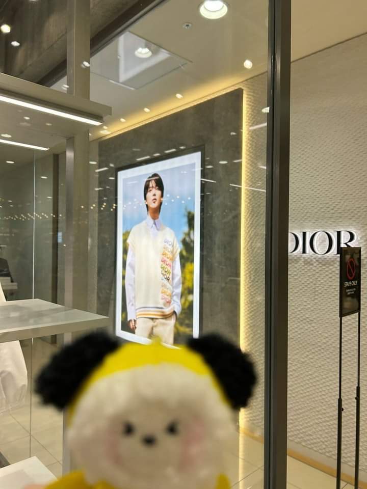 pjmwarriorsph's tweet photo. Advertisements for Jimin's Dior Spring 2024 campaign have been seen at a Dior boutique in the Daimaru Department store in Sapporo, Japan. It's a sight to behold!
GLOBAL AMBASSADOR FOR DIOR, JIMIN
#JIMIN
#DIORxJIMIN
#SpringDior24
Ctto https://t.co/MoLr9bDNOI