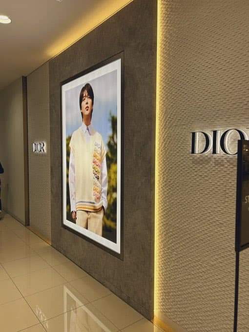 pjmwarriorsph's tweet photo. Advertisements for Jimin's Dior Spring 2024 campaign have been seen at a Dior boutique in the Daimaru Department store in Sapporo, Japan. It's a sight to behold!
GLOBAL AMBASSADOR FOR DIOR, JIMIN
#JIMIN
#DIORxJIMIN
#SpringDior24
Ctto https://t.co/MoLr9bDNOI