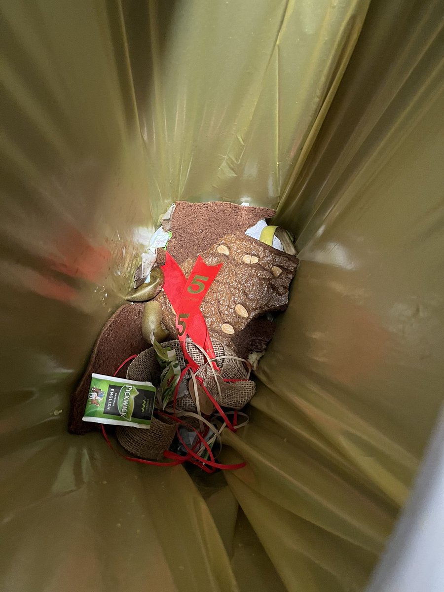 hdboer's tweet photo. Dat ligt dan in de prullenbak. Want we zijn tegen #Sinterklaas of #zwartepiet? Wat een verkwisting. Dan denk je toch even niks tijdens het opeten? https://t.co/RMzzCrxJzQ