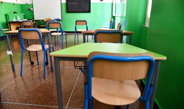 davidefaraone's tweet photo. "Sai che oggi avevano tutti la febbre? Ho preparato un disegno per il mio nuovo compagno di banco. Glielo darò appena guarisce”.
A otto anni i bambini hanno poca dimestichezza con la dietrologia e con la cattiveria degli adulti. Questo bambino, che ha una diagnosi di iperattività con funzionamento intellettivo superiore alla media, è perspicace e bilingue, ma non è stato accettato dalla nuova classe, che al primo giorno del suo ingresso hanno fatto trovare vuota.
Quella che doveva essere una festa di accoglienza si è tramutata in un ammutinamento, Marianna la mamma di questo piccolo alunno sa che è stato tutto organizzato in una chat, genitori pare aizzati da una insegnante. 
Certo, definirsi adulti quando si è capaci di tanta cattiveria nei confronti di un ragazzino di 8 anni è un ossimoro, certamente non può essere da esempio a nessuno.
Il danno è stato consumato, il piccolo ora teme
di ritrovarsi solo e tende a colpevolizzarsi. 
Quando si capirà che lavorare sulla valorizzazione delle diversità è obiettivo primario della scuola avremo già vinto metà battaglia sulla inclusione.