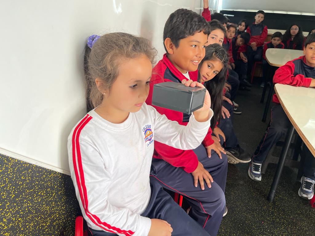 giantmagellanES's tweet photo. Nuestro Labmóvil (@lcoastro @ecoscienceorg )estuvo en el colegio Cerro Grande de La Serena. Compartimos con 150 alumnos, hablamos sobre la Luz y telescopios. Mucha ciencia para todos. 
Si quieres que el LabMóvil visite tu establecimiento en 2024, manda mensaje a @lcoastro https://t.co/U1DvwHQLwx
