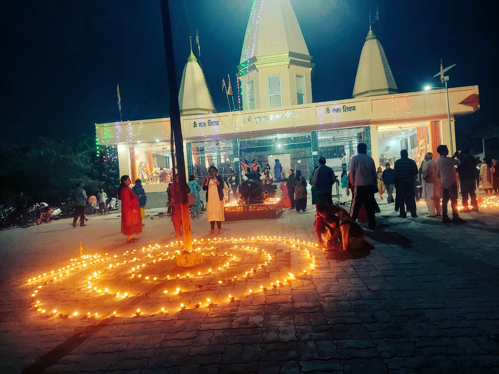 Lko_VivekSharma's tweet photo. जानकीपुरम- सहारा स्टेट!
देव दीपावली🪔 का विहंगम सुंदर दृश्य..🪔 https://t.co/OuZSRZ9ESV