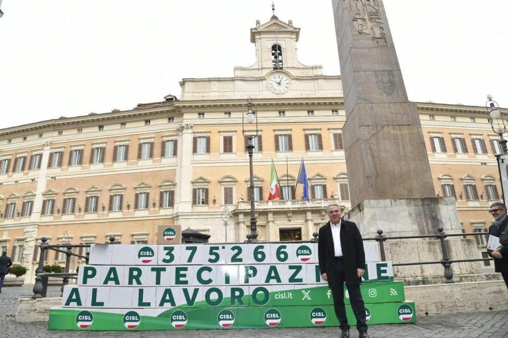 FIMCislStampa's tweet photo. #unpostoaltavolo “375.266 firme 🖋️per conquistare la partecipazione nei luoghi di lavoro. 
Grazie alla #Cisl che ha promosso e ai tanti #metalmeccanici #FIM che hanno firmato. Indietro non si torna” https://t.co/FKX0YbuJVT