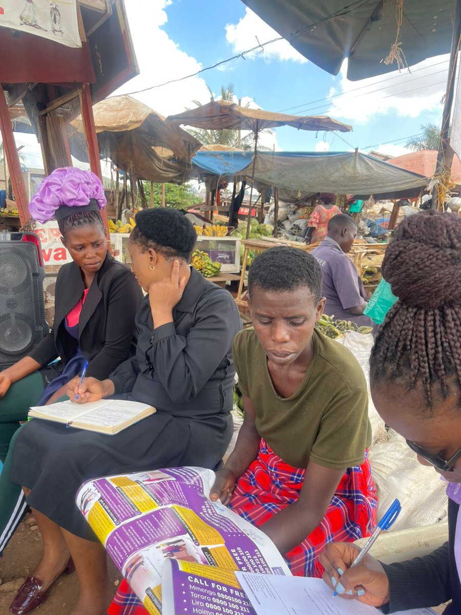 Justice_Centres's tweet photo. Pictured is the Mengo team creating awareness of gender-based violence and offering basic legal advice, during a community outreach at Kabaawo zone - Rubaga Division. The female participants reached out to raised the issue of economic violence. 
@unwomenuganda @GlobalSpotlight https://t.co/Nh769khJSD