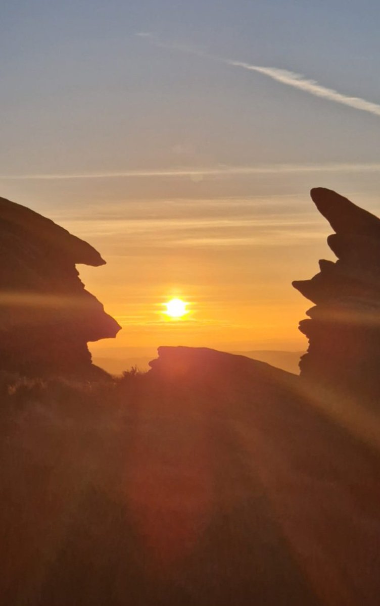 freshwalks's tweet photo. "In turbulent times, learning to look up and around to see nature at its finest can remind us we are part of something bigger and help put things in perspective"

Some wise reflections from #Freshwalks regular John Knott as we rounded the week off with a simply stupendous sunset https://t.co/nmDTTf0YSg