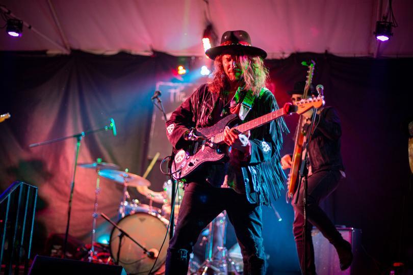 Coming up on 8 December on the smaller stage is Xander and @thepeacepirates - a superb soulful-rock band with hints of country and blues and an incredible frontman whose guitar work has to be seen to be believed! - whatsonreading.com/venues/flowing…