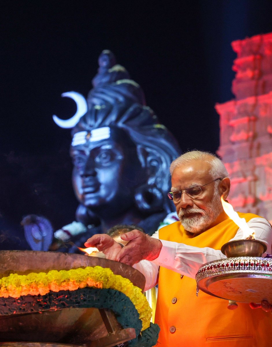 BJP4India's tweet photo. समस्त देशवासियों को 'कोटि दीपोत्सवम्' की हार्दिक शुभकामनाएं!

पीएम मोदी आज हैदराबाद, तेलंगाना में आयोजित 'कोटि दीपोत्सवम्' कार्यक्रम में शामिल हुए। https://t.co/9SbENnqoJn