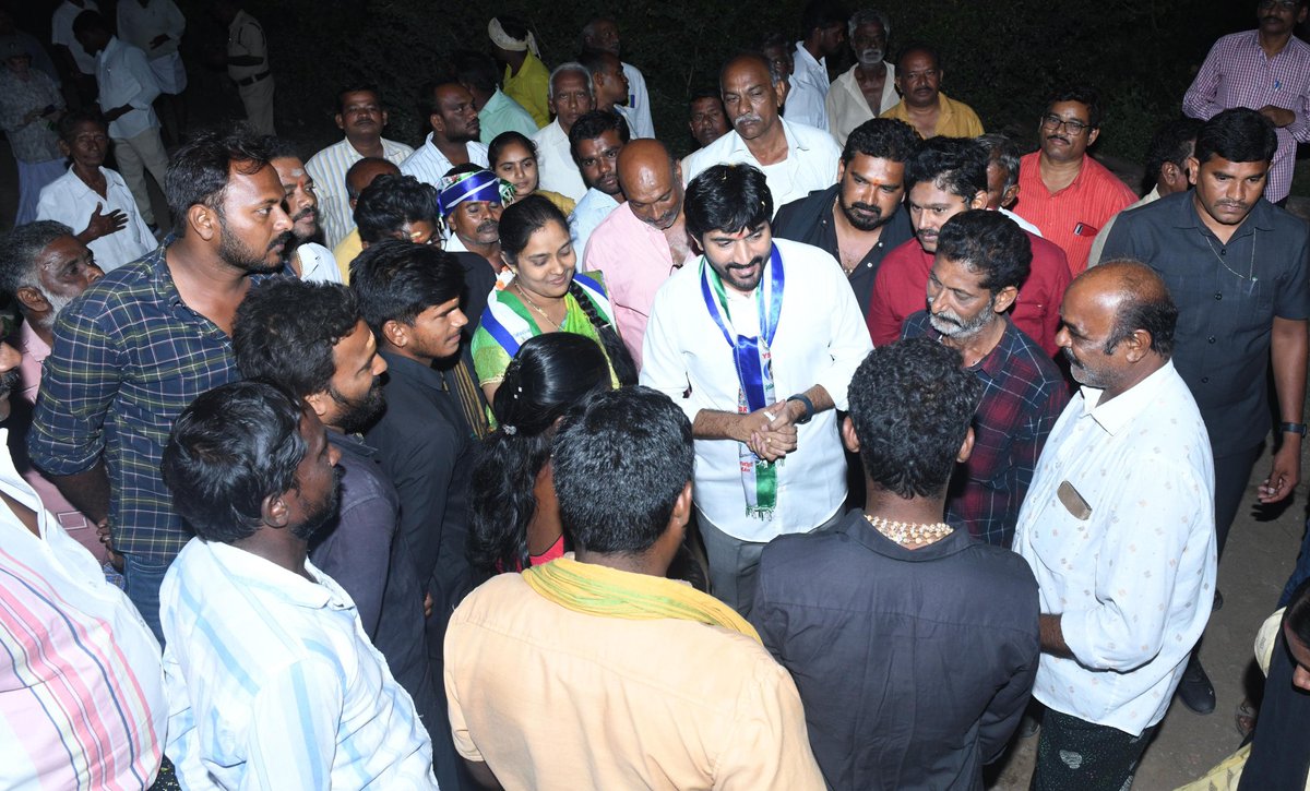 KCBachina's tweet photo. గడపగడపకు మన ప్రభుత్వం కార్యక్రమం రావినూతల సచివాలయం పరిధి (కొరిశపాడు మండలం) లో నిర్వహించడం జరిగింది.
#bachinakrishnachaitanya #BKC #TeamBKC #addanki #2024addankimla #YSRCP #CMYSJagan #GadapaGadapakuManaPrabhuthvam #WhyAPNeedsJagan #YSRCPAgain2024 https://t.co/U50GGpAKAs