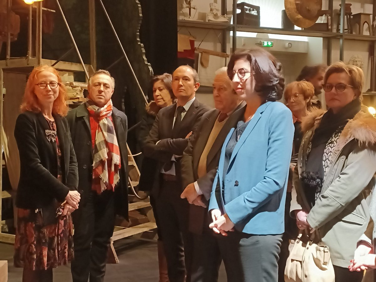 Ce matin, la Ministre de la Culture <a href="/RimaAbdulMalak/">Rima Abdul Malak</a> était à la Maison des Métiers d'art, au Musée de l'Illustration Jeunesse et au CNCS, à Moulins (Allier), tous partenaires du Lycée <a href="/Monnetyzeure/">Lycée Jean Monnet - Yzeure</a> et de <a href="/acclermont/">Académie de Clermont-Ferrand</a>.
👉 100%EAC #EAC #BMA #DNMADE 
👉 métiers du verre
<a href="/DAAC_Clermont/">DAAC de l’académie de Clermont-Ferrand</a>